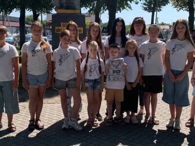 У Рожищі вокалісти студії «Зорепад» зібрали понад 10 тисяч гривень для тата-військового одного з вихованців
