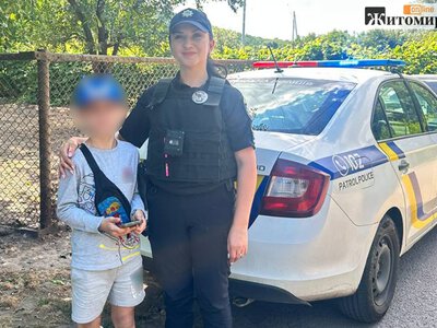 У Житомирі патрульні повернули бабусі 9‑річного хлопчика, який самостійно мандрував містом