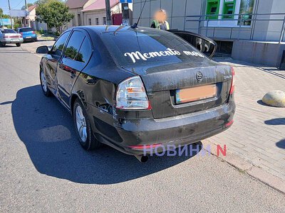 ВАЗ врізався в чорний автомобіль із написом «Memento mori» у Варварівці