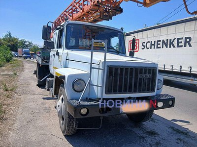ГАЗ з автовишкою та Mitsubishi зіткнулися перед мостом у Миколаєві