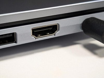 USB-порт перестав працювати: як прибрати ворс і не зламати контакти