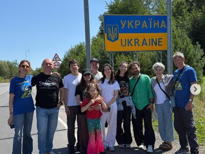 Зірка Голлівуду Джессі Айзенберг долучився до волонтерського проєкту в Україні