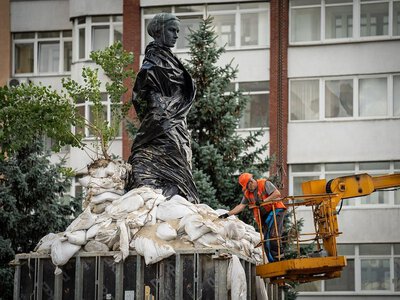 У Києві почали демонтувати захисні конструкції з пам'ятників