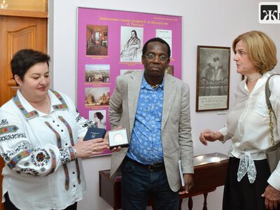 У Житомирі музею передали книжки Шевчука й рушник із 495 автографами