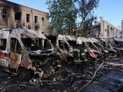 Росія знищила п'ять карет швидкої у Києві: ще 20 спецавтомобілів пошкоджено
