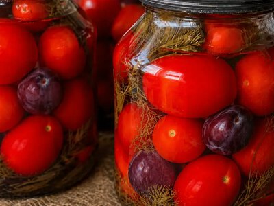 Помідори зі сливами на зиму: рецепт пікантної маринованої закуски