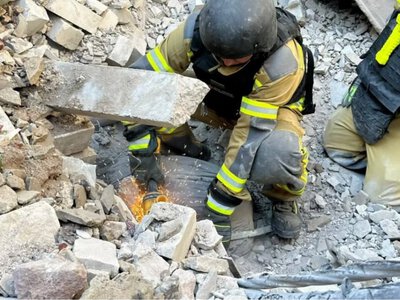  У Херсоні з-під завалів навчального закладу дістали тіло загиблого чоловіка 