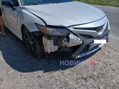 На кільці під Миколаєвом Toyota злетіла з дороги і врізалася в стовп