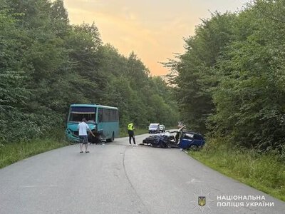 На Львівщині у зіткненні авто з автобусом травмувалися 11 людей
