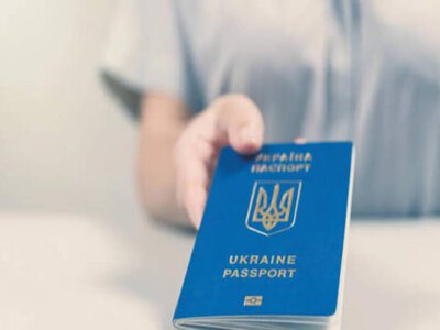 «Я їду на море!»: у Вараші дівчинка емоційно відреагувала на свій перший закордонний паспорт