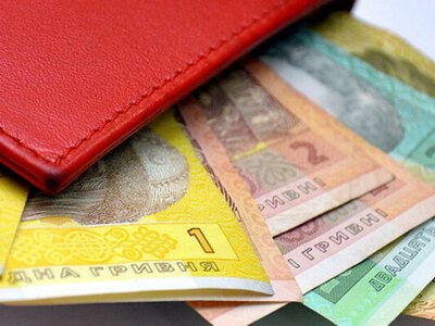 Який відсоток українців відчуває нестачу грошей до зарплати