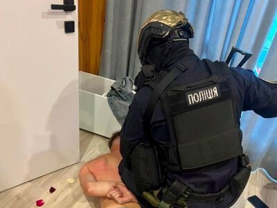 Поліція показала, як затримала трьох чоловіків віком 18, 19 та 21 року. Не обійшлося без пелюстків троянд (ФОТО)