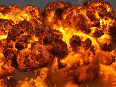 Увечері вибухи знову лунають у Харкові – під атакою АЗС