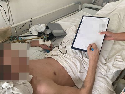 Паспорти прямо у палаті: на Закарпатті міграційники відновили втрачені документи пораненому військовому