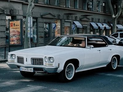 Авто з іншої епохи: в Україні помітили рідкісний американський кабріолет 1972 року (ФОТО)