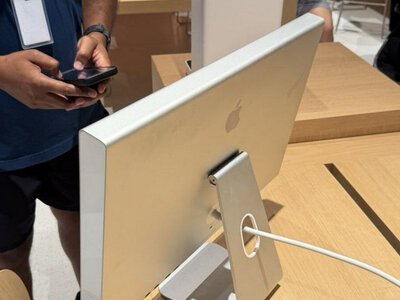 Бабуся принесла на ремонт Apple Cinema Display 2004 року: монітор пропрацював 22 роки без поломок
