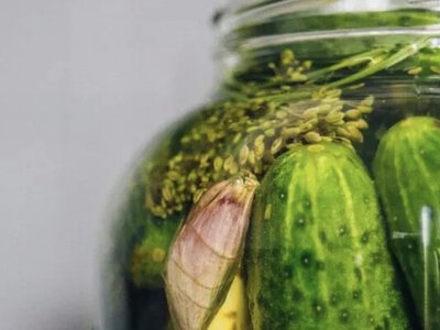 Відкрили банку — а часник синій: чи небезпечна така консервація
