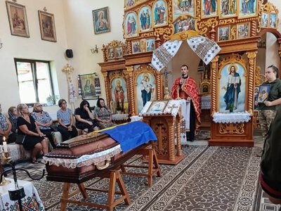 ​«Прапор честі передали брату…»: Рахівщина на колінах провела в останню путь Захисника Віктора Маріонду
