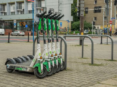Тротуари звільнять від швидких самокатів: які обмеження готують для водіїв