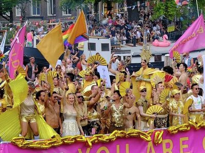 Амстердам заполонив Pride-парад на каналах: тисячі людей вийшли на святкування