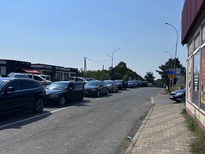 Понад шість годин у черзі: на КПП «Ужгород» накопичилося майже пів сотні автомобілів