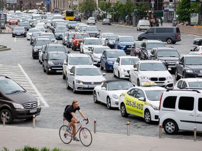 Зелене світло, але їхати не можна: правило, про яке забувають водії