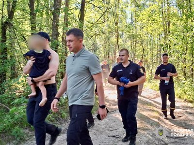 На Житомирщині 2-річний хлопчик всю ніч сам провів у лісі: дитину передали медикам