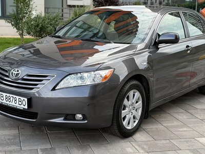 Лише 37 тисяч км за 17 років: у Києві продають Toyota Camry XV40 (ФОТО)