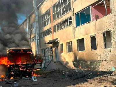 Російські війська вдарили по ліцею в Миколаєві: пошкодили будівлю й вщент спалили шкільний автобус