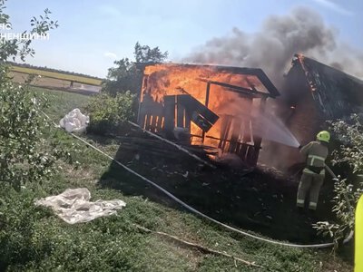 У Рівненському районі горіла господарська будівля: рятувальники винесли газовий балон (ВІДЕО)