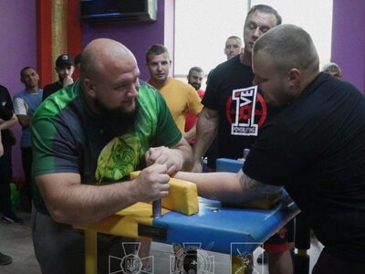 Незламна сила захисників: криворізькі нацгвардійці тріумфували на змаганнях з армреслінгу