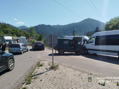На Міжгірщині сталася ДТП за участі трьох авто, постраждали 13 людей, серед них — діти