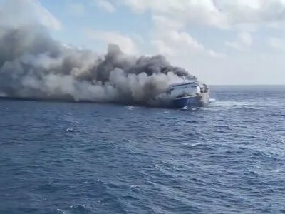 Відео: під час пожежі на поромі в Індонезії загинули п'ятеро людей