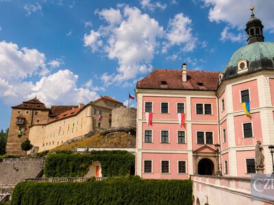 Замок у Бечові в Карловарському краї масово критикують у соцмережах за прапори України