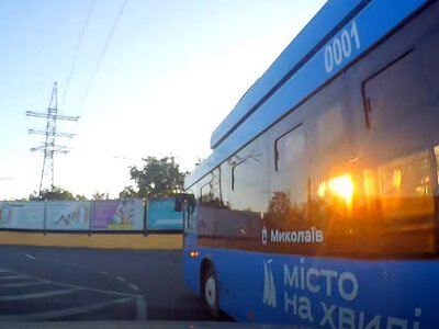 Як тролейбуси підрізають автомобілі у Миколаєві (відео)