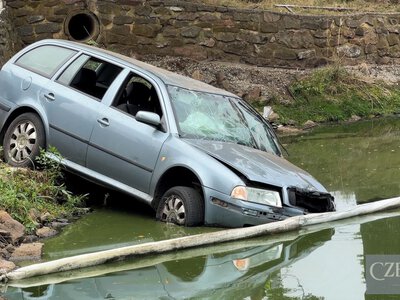Поблизу чеського Бероуна водій Skoda після аварії опинився у ставку