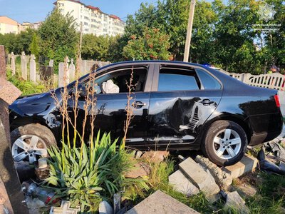 У Крихівцях п'яний в'їхав в огорожу кладовища та пошкодив пам'ятники