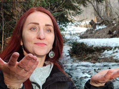 Найближча людина та надійна опора: у світі відзначають Міжнародний день сестер