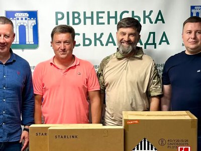 Рівне передало військовим партію Starlink та зарядних станцій