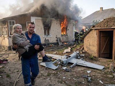 Дрон упав між будинком і погребом: син виніс матір на руках