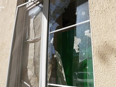 Окупанти скинули вибухівку з дрона на будинок у Херсоні: 87-річна жінка поранена