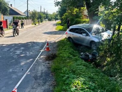 У Рокитному зіткнулися мопед та легковик: 17-річна водійка у лікарні з важкими травмами