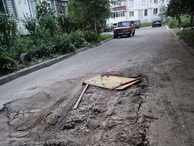 Після ремонту залишилася яма: мешканці будинку у кварталі 278 скаржаться на доброустрій після робіт водоканалу