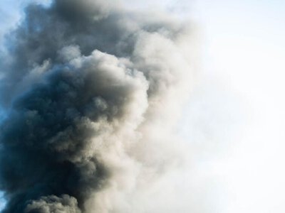 У Чернігові після атаки БПЛА палає підприємство, є поранений
