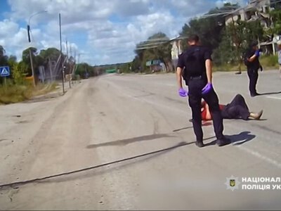 Були під прицільним контролем ворожих FPV-дронів: правоохоронці Запоріжжя врятували травмованого велосипедиста на небезпечній ділянці дороги