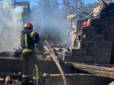 У Кривому Розі спалахнули гараж, легковий автомобіль та господарська споруда: деталі