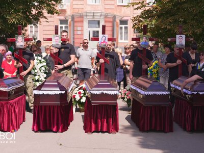 У Радушному попрощалися з п’ятьма загиблими з родини Воронових (фото)