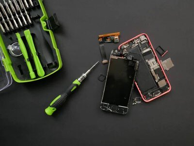 Динамік смартфона захрипів після води: як безпечно видалити вологу та повернути звук