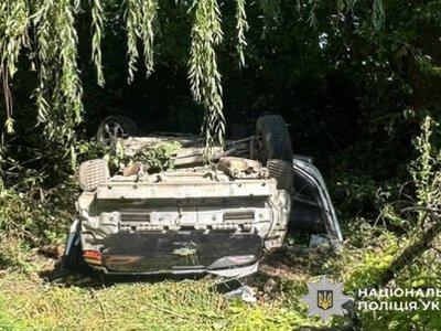 На Буковині 21-річна водійка злетіла у кювет: троє травмованих