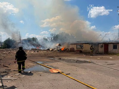 Обстріл Слов’янська: чоловік дістав поранення, пошкоджені житлові будинки та склади (фото, відео)